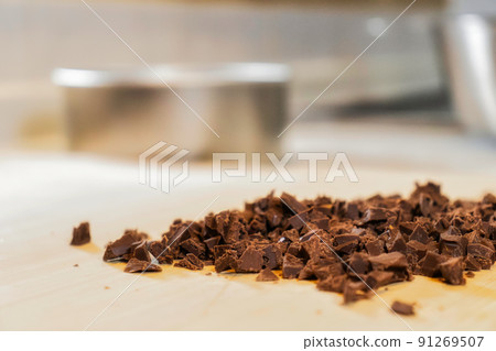 Making sweets Chopped chocolate bar and stainless steel cake mold 91269507
