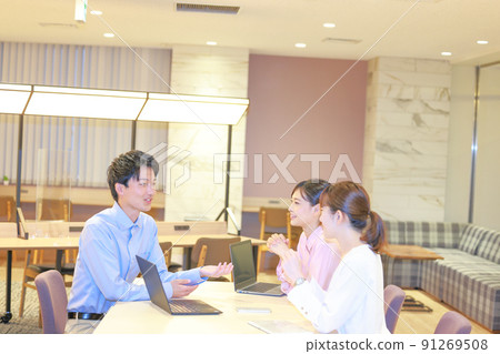 Business negotiations_Meeting 3 business people_Long 2 91269508