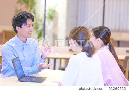 Opportunity_Two businesswomen who hear the business person to explain 2 Opportunity_Two businesswomen who hear the business person to explain 2 91269513