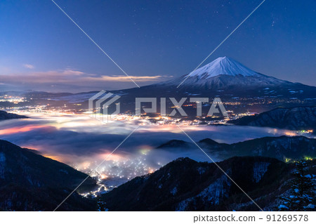 《Yamanashi Prefecture》 A spectacular view of Mt. Fuji and Japan floating in the sea of clouds 《Yamanashi Prefecture》 A spectacular view of Mt. Fuji and Japan floating in the sea of clouds 91269578