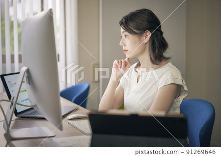 Female desk work summer Female desk work summer 91269646