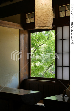 新鮮的綠樹和樹葉從老民居的窗戶裡偷窺 91273083