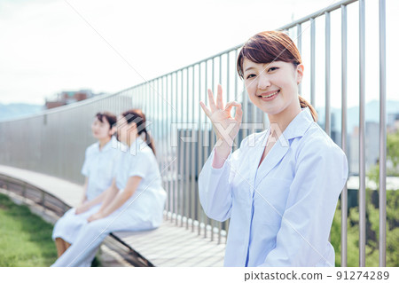 Female medical worker in a white coat (doctor, OK) 91274289