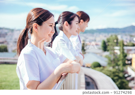 醫院屋頂上穿白大褂的醫生和護士（資料） 91274298