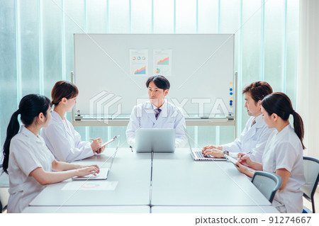 穿白大褂的男女(醫生/護士)見面 穿白大褂的男女(醫生/護士)見面 91274667