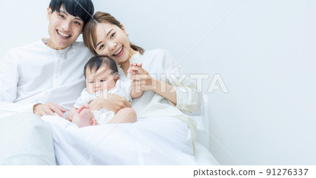 嬰兒和父母的肖像 91276337