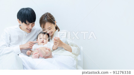 Portrait of baby and parents 91276338