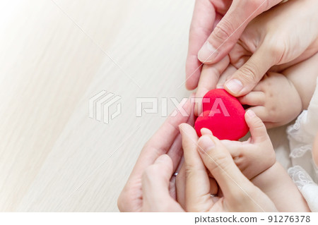 有一顆心的嬰兒和家人 有一顆心的嬰兒和家人 91276378