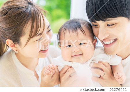 笑臉寶寶和父母的家庭形象 91276421