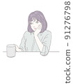 一個年輕女子一邊喝茶一邊用臉頰棒放鬆 91276798