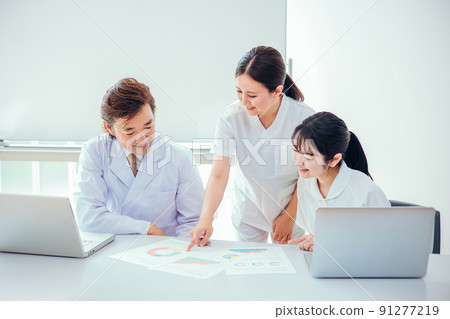 男醫生和女護士穿著白大褂培訓新人 男醫生和女護士穿著白大褂培訓新人 91277219