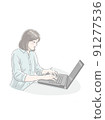 在電腦桌前工作的年輕女子 91277536