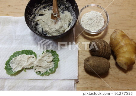 Taro compress (folk remedy) Eliminate toxins with taro pasta Taro compress (folk remedy) Eliminate toxins with taro pasta 91277555