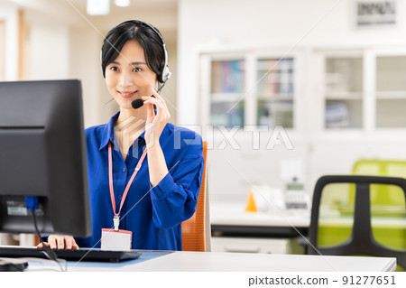 一位年輕的女接線員 91277651