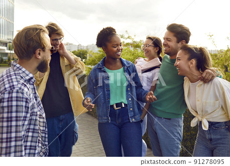 Group of happy international college friends meet up in the city, talk and have fun together 91278095