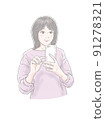 檢查智能手機的微笑的少婦 91278321