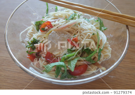 Bukkake somen with tuna and tomato Bukkake somen with tuna and tomato 91279374