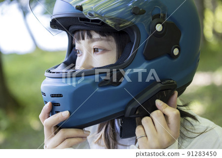 自行車女孩形象：出發前打開收入的年輕女子 91283450