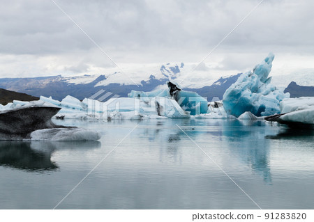 Icebergs on water, Jokulsarlon glacial lake, Iceland 91283820