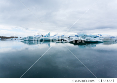 Icebergs on water, Jokulsarlon glacial lake, Iceland 91283821