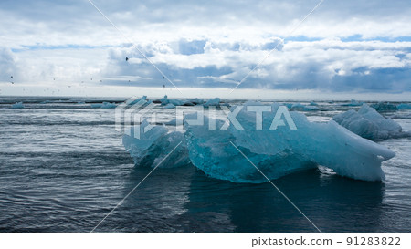 Icebergs on water, Jokulsarlon glacial lake, Iceland 91283822