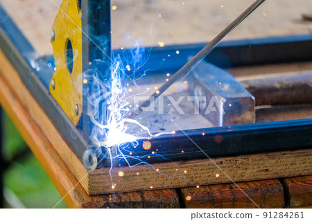 A bright flash of an electric arc when welding metal 91284261