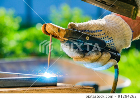 A bright flash of an electric arc when welding metal with electric arc welding 91284262