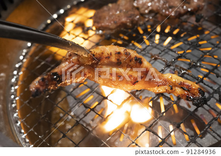 多汁的雞肉烤在烤架上[Seseri] 91284936