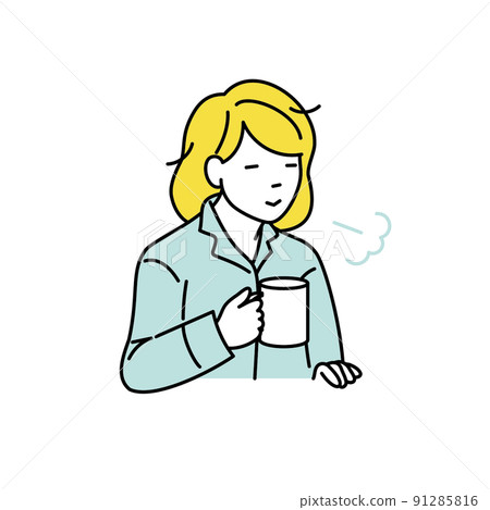 一個穿著睡衣的女人醒來時喝一杯的插圖 91285816
