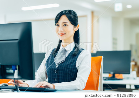 Business woman working in the office 91288890