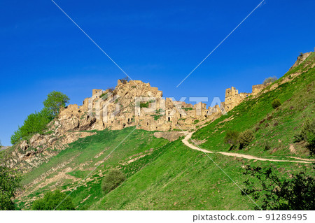 view of the abandoned mountain village Gamsutl in Dagestan 91289495