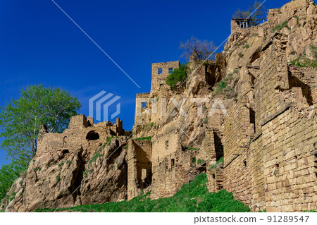 ruins of walls of houses on a cliff in the abandoned village of Gamsutl 91289547