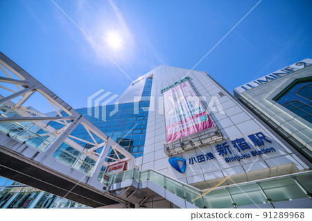 日本東京城市景觀，連續3天高溫記錄。六月，卻像盛夏一樣炎熱……新宿站（南口）的街景 91289968