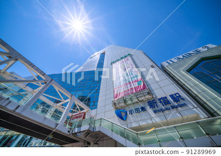 日本東京城市景觀，連續3天高溫記錄。六月，卻像盛夏一樣炎熱……新宿站（南口）的街景 91289969