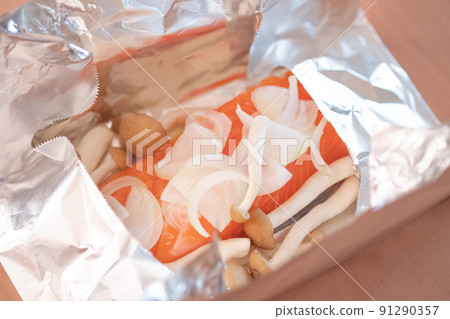 Grilled salmon in foil (salmon, pecoros, and buna shimeji) Photo material 91290357