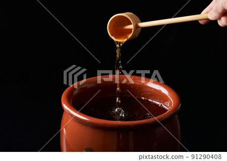 Scoop black vinegar with a hishaku 91290408