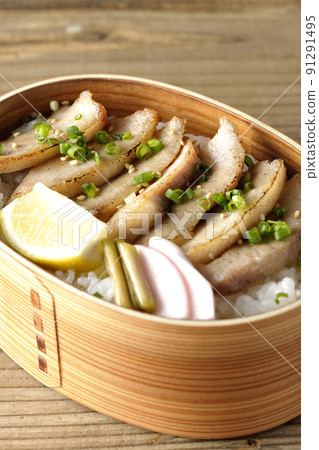 Yakiniku bento with pickles, cut lemon and pork jowl in magewappa 91291495