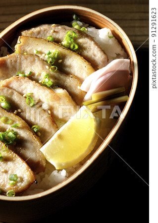 在 Magewappa 鳥瞰包含泡菜、檸檬和豬頸肉的烤肉便當。 91291623