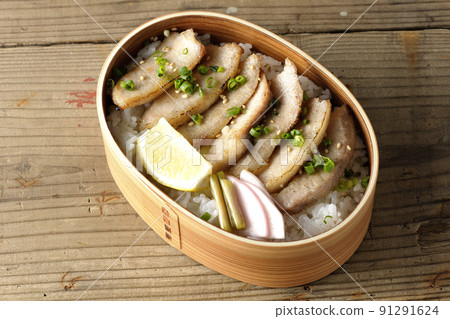 在 Magewappa 鳥瞰包含泡菜、檸檬和豬頸肉的烤肉便當。 91291624