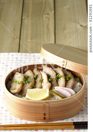 烤肉便當配泡菜、檸檬和豬頸肉在 magewappa 91291691