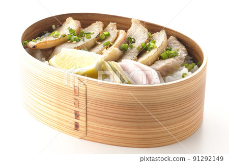 Photographed a grilled meat lunch box containing pickles, cut lemon and pork jowl in Magewappa on a white background 91292149