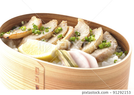 Photographed a grilled meat lunch box containing pickles, cut lemon and pork jowl in Magewappa on a white background 91292153