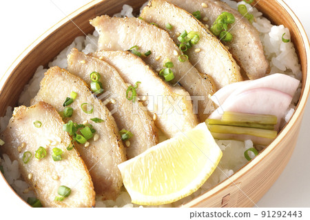 A bird's-eye view of a yakiniku bento box containing pickles, cut lemons and pork toro on a white background A bird's-eye view of a yakiniku bento box containing pickles, cut lemons and pork toro on a white background 91292443