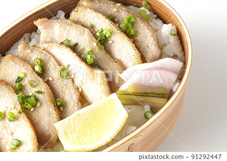 白色背景中包含泡菜、切檸檬和豬肉托羅的烤肉便當盒的鳥瞰圖 91292447