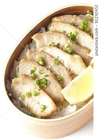 白色背景中包含泡菜、切檸檬和豬肉托羅的烤肉便當盒的鳥瞰圖 白色背景中包含泡菜、切檸檬和豬肉托羅的烤肉便當盒的鳥瞰圖 91292452