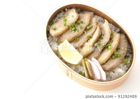 A bird's-eye view of a yakiniku bento box containing pickles, cut lemons and pork toro on a white background A bird's-eye view of a yakiniku bento box containing pickles, cut lemons and pork toro on a white background 91292489