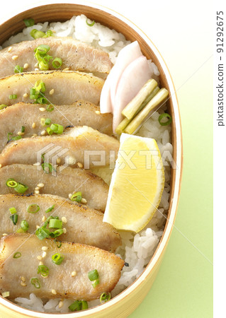 在 Magewappa 鳥瞰包含泡菜、檸檬和豬頸肉的烤肉便當。 91292675