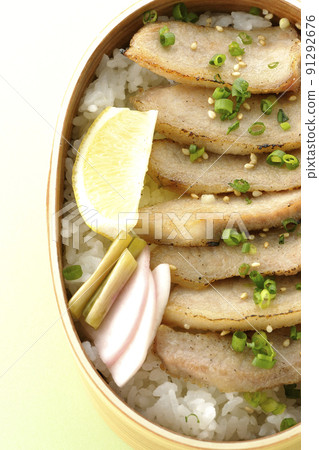 在 Magewappa 鳥瞰包含泡菜、檸檬和豬頸肉的烤肉便當。 在 Magewappa 鳥瞰包含泡菜、檸檬和豬頸肉的烤肉便當。 91292676