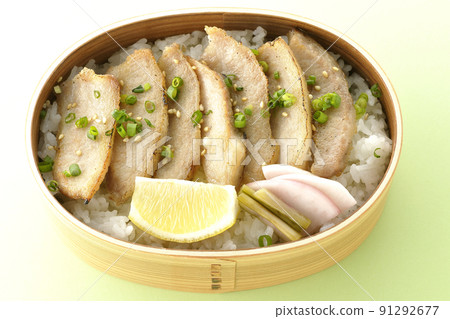 在 Magewappa 鳥瞰包含泡菜、檸檬和豬頸肉的烤肉便當。 91292677