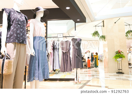 在百貨公司購物 在百貨公司購物 91292763